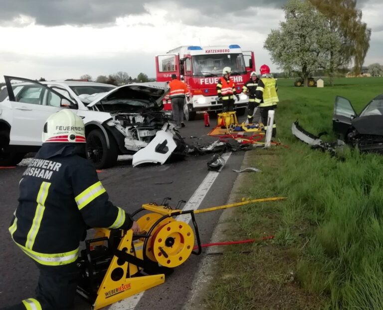 Verkehrsunfall mit eingeklemmter Person