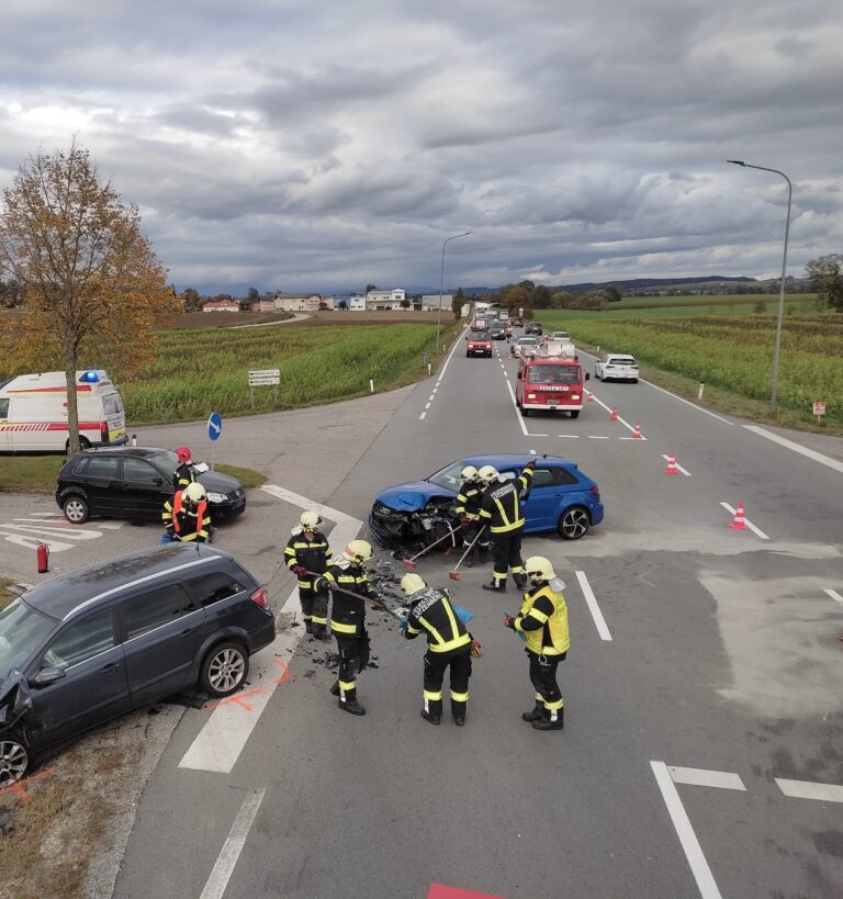 Verkehrsunfall B148 Str.km 12 auf der Simetshamer Kreuzung