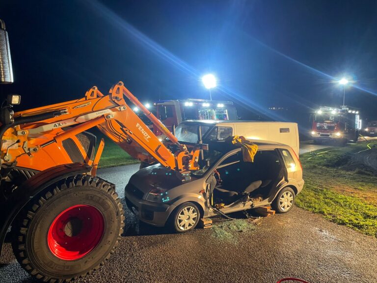 Übung: VU mit eingeklemmter Person